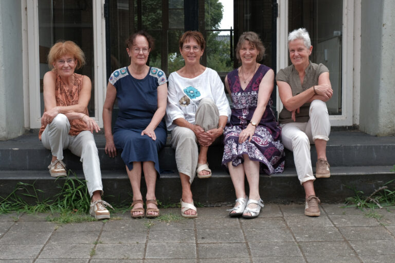 Foto Textielgroep Grave zittend